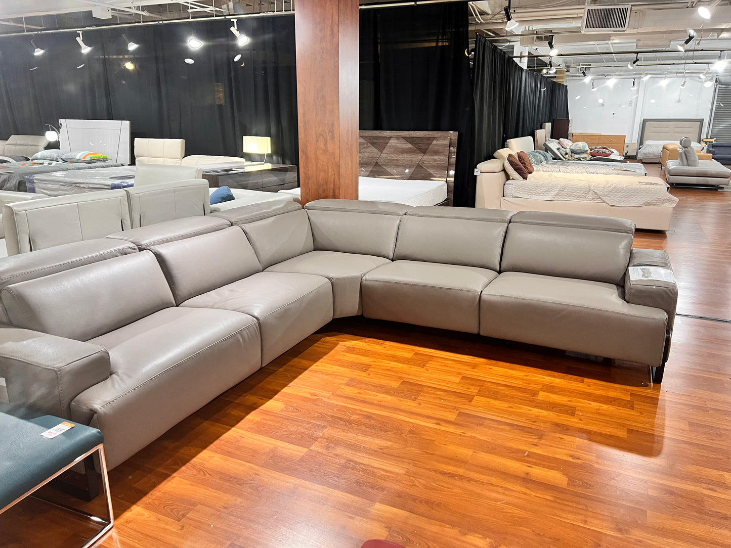 INCANTO - I768 - 5PCS. SECTIONAL W/3 Power Recliners - Eurohaus Modern Furniture LLC