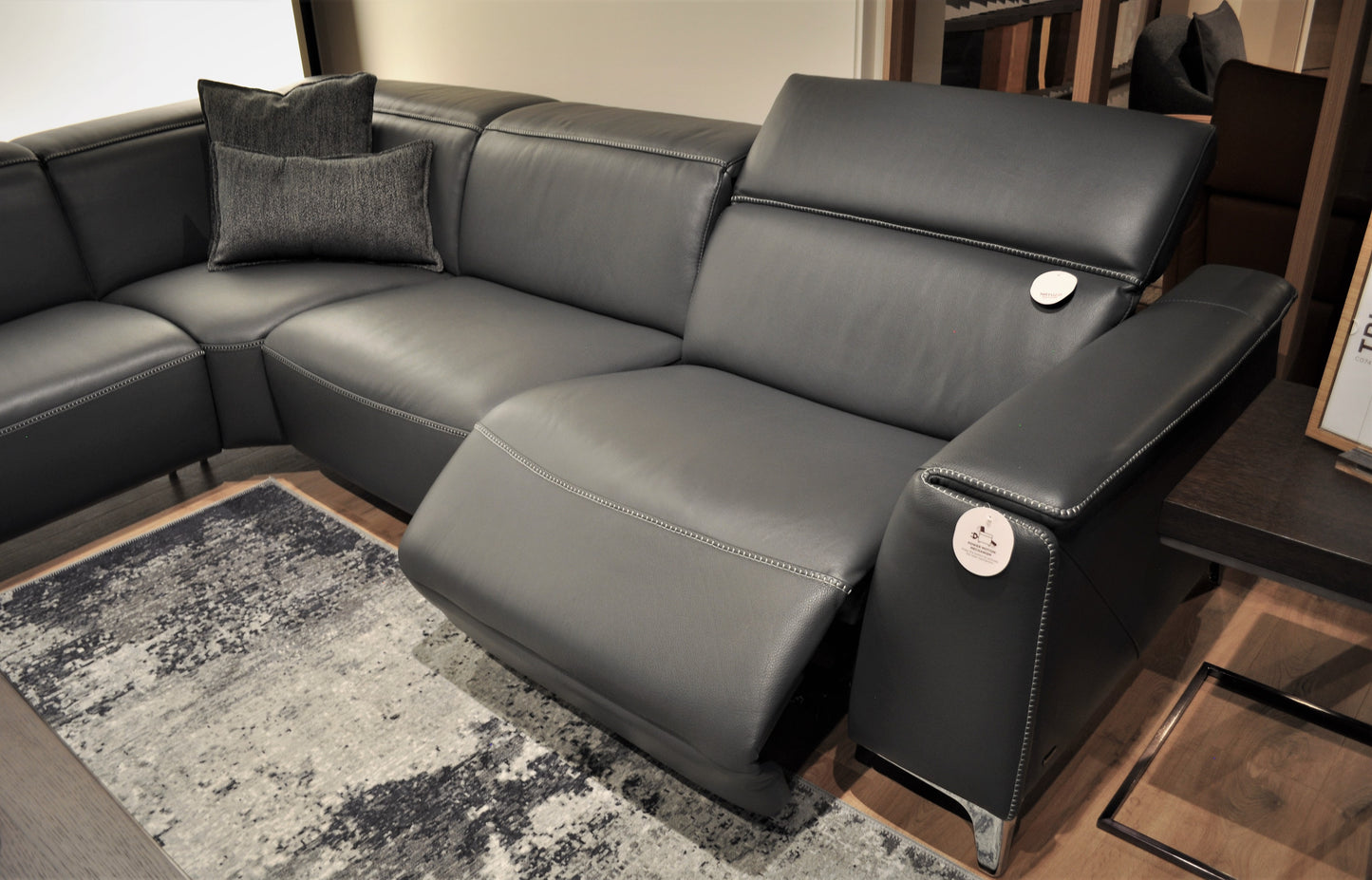 NATUZZI Editions C074 Trionfo Triple Motion Recliners Sectional